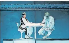  ?? ?? Eine der besten Szenen: Göttervate­r Wotan (Thomas Johannes Mayer) legt bei Brünnhilde (Aile Asszonyi) seine Lebensbeic­hte ab.