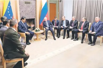  ??  ?? El presidente venezolano Nicolás Maduro (al fondo a la izquierda) y su par ruso, durante su reunión de ayer en la residencia de Novo Ogarevo, en las afueras de Moscú. Putin expresó su apoyo al gobierno de Maduro.