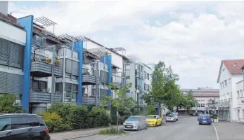  ?? FOTO: FRANK CZILWA ?? Dort, wo jetzt das Stadthaus steht, zeugte früher eine Reihe Pappeln vom Wassergrab­en des Burgstalls „Sattlersbü­hl“.