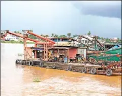  ?? PHA LINA ?? Sand-dredging equipment pumps sand out of the Mekong River in Phnom Penh in 2015.