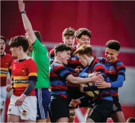  ?? KEITH WISEMAN ?? Alex Wood celebrates his try with his St Munchin’s team-mates