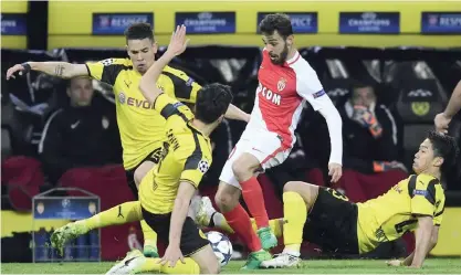  ??  ?? DORTMUND: Monaco’s Bernardo Silva is surrounded by, from left, Dortmund’s Raphael Guerreiro, Nuri Sahin and Shinji Kagawa during the Champions League quarterfin­al first leg soccer match between Borussia Dortmund and AS Monaco in Dortmund, Germany,...