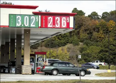  ?? Arkansas Democrat-Gazette/MITCHELL PE MASILUN ?? Motorists fuel up Friday at the Murphy Express on West Pershing Boulevard in North Little Rock as U.S. gasoline prices continue their slow fall.