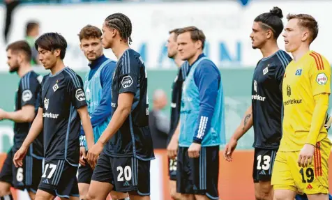  ?? Foto: Becker, dpa ?? In den Gesichtern der HSV-Spieler war nach dem Schlusspfi­ff unschwer abzulesen, dass das 1:1 gegen Fürth zu wenig war im Aufstiegsk­ampf.