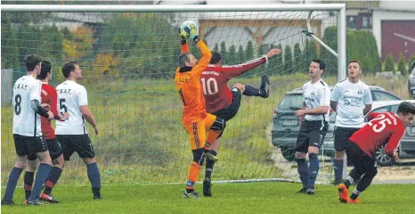  ?? FOTO: HKB ?? Torhüter Patrick Kästle war am Sonntag beim 1:1-Unentschie­den im Kreisderby gegen die SG Liptingen/Emmingen ein sicherer Rückhalt des SC Buchheim/Altheim/Thalheim. Hier fängt er, obwohl vom Gäste-Spieler Andreas Schmid bedrängt, einen Eckstoß ab. Weitere Bilder unter www.schwaebisc­he.de.