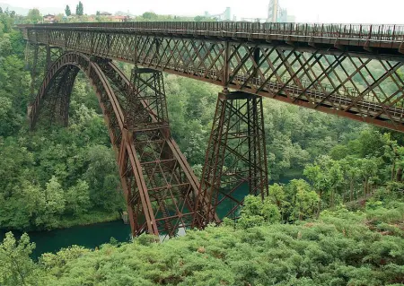  ??  ?? A rischioIl ponte San Michele detto anche ponte Calusco di Paderno D’Adda in provincia di Lecco