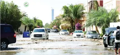  ??  ?? شارع في جدة غمرته مياه األمطار. (تصوير: مديني عسيري)