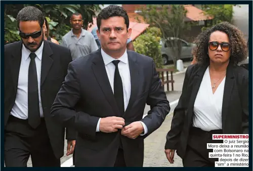  ??  ?? SUPERMINIS­TRO O juiz Sergio Moro deixa a reunião com Bolsonaro na quinta-feira 1 no Rio, depois de dizer “sim” a ministério