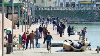  ??  ?? Tanti i milanesi ieri a passeggio lungo le rive della Darsena, mentre piazza Duomo è rimasta semidesert­a per tutto il giorno