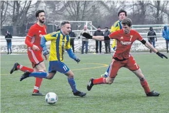  ?? FOTO: MICHAEL PANZRAM ?? Nach dem 3:0-Sieg gegen den SV Beuren muss Felix Hoff (gelbes Trikot) mit dem FC Leutkirch zum TSV Tettnang.