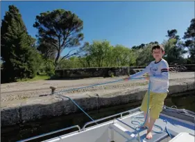  ??  ?? La pratique de la navigation est idéale pour que les jeunes se familiaris­ent avec les manoeuvres simples comme surveiller les amarres lors d’un passage d’écluse.