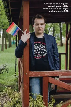  ??  ?? Cezary, 22 ans, a quitté Krasnik pour Lublin, où le maire n’a pas signé la charte anti-LGBT.