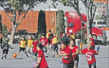  ?? Don Bartletti Los Angeles Times ?? STUDENTS PLAY at Elizabeth Hudson K-8 School, in a polluted part of Long Beach, in 2015. Gov. Jerry Brown supports some bills that would burnish the state’s use of climate dollars to help disadvanta­ged areas.