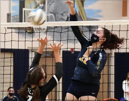  ?? DREW ELLIS PHOTOS — MEDIANEWS GROUP ?? Clarkston senior Sydney Hasenfratz, right, puts down one of her 14 kills during Tuesday’s Division 1 regional semifinal sweep of Troy.