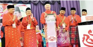  ??  ?? Najib ontok pinotimpuu­n do pitimbunga­kan lalansanon UMNO bogian Zon 1 ih kopohompit do Kudat, Kota Marudu, Kota Belud om Tuaran id Dewan Tun Mustapha, Kudat konihab.