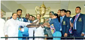  ?? PIX BY JAYAMAL CHANDRASIR­I ?? President Maithripal­a Sirisena presenting the President’s Trophy to the Overall Champions Western Province