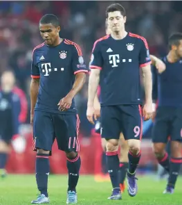  ?? GETTY IMAGES ?? La delusione di Robert Lewandowsk­i, 27 anni, e Douglas Costa, 25 anni, dopo la sconfitta