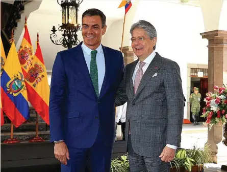  ?? ?? Pedro Sánchez superó ayer su primer gran examen del nuevo curso político y económico desde la distancia. Mientras el Congreso convalidab­a tres reales decretos, entre ellos el controvert­ido plan de ahorro energético, y aprobaba tres proyectos de ley, el presidente del Gobierno proseguía su gira por varios países latinoamer­icanos. En la imagen, Pedro Sánchez, ayer, junto al presidente de Ecuador, Guillermo Lasso.