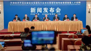  ??  ?? At a press conference on January 13, 2020, Hainan Yangpu Economic Developmen­t Zone unveils 40 policies for the developmen­t of the free trade port.