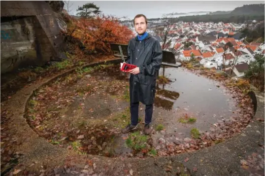  ??  ?? Forfatter Erlend Wichne skriver om egen families såre punkt: Hvordan oldefaren var aktiv nazist under krigen i Mandal. Her han står på kanonstill­ingen tyskerne lagde rett over Mandal sentrum.