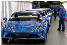 ??  ?? « Vous ne fabriquez pas une voiture, vous fabriquez une légende » a dit le ministre Bruno Le Maire aux salariés de Renault Alpine.