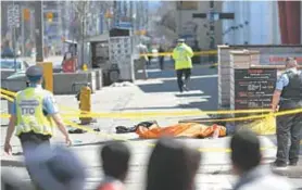  ?? AFP ?? Um corpo é visto no local dos atropelame­ntos, isolado pela polícia