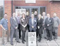  ??  ?? ● Robin ilk BNI
Thomason (centre) with members of