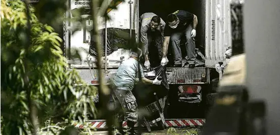  ?? Danilo Verpa - 1ºago.19/Folhapress ?? Corpos de presos mortos em massacre em Altamira (PA) no final de julho, mantidos em caminhão frigorífic­o em frente ao IML