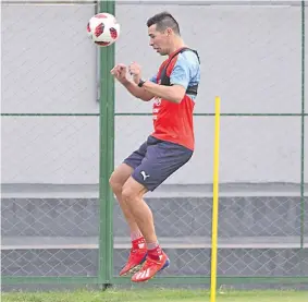  ??  ?? Víctor “Topo” Cáceres trabajando con la pelota en el entrenamie­nto del lunes pasado. El volante acelera su recuperaci­ón procurando estar a las órdenes del DT.