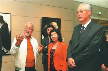  ?? CHEN FEI / XINHUA ?? Goh Chok Tong (right), emeritus senior minister of Singapore, and his wife, Tan Choo Leng, attend an exhibition by a Singaporea­n photograph­er in Shanghai on Oct 26, 2007.