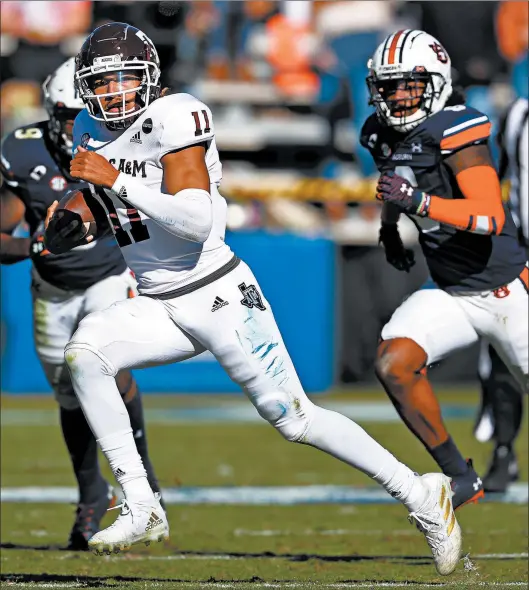  ?? KEVIN C. COX/GETTY ?? Texas A&M’s Kellen Mond (11) rushes against Auburn during the second half on Saturday at Jordan-Hare Stadium in Auburn, Alabama.