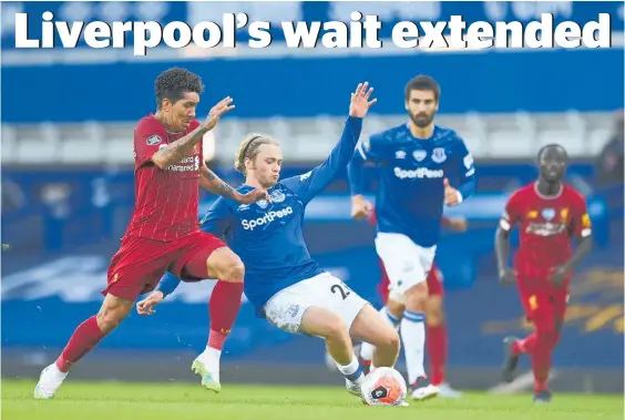  ?? Photo / AP ?? Liverpool’s Roberto Firmino and Everton’s Tom Davies challenge for the ball during a 0-0 draw at Goodison Park yesterday.