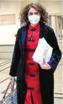  ??  ?? María Jesús Montero en el Senado, con vestido estilo oriental rojo y negro