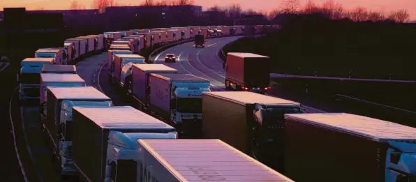  ?? Foto: dpa ?? Bis zu 60 Kilometer lang waren die Staus vor den deutsch-polnischen Grenzüberg­ängen. Viele Lkw-fahrer mussten die Nacht auf der Straße verbringen. Am Freitag entspannte sich die Lage deutlich.