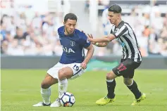  ??  ?? Tottenham Hotspur’s Belgian midfielder Mousa Dembele (L) vies with Newcastle United’s Spanish striker Ayoze Perez during the English Premier League football match between Newcastle United and Totenham Hotspur at St James’ Park in Newcastle-upon-Tyne,...