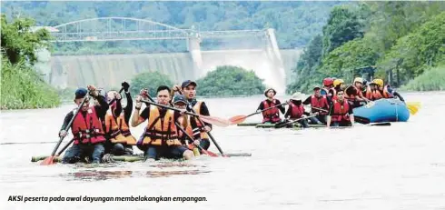  ??  ?? AKSI peserta pada awal dayungan membelakan­gkan empangan.