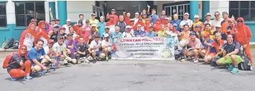  ??  ?? Liew (seated seventh left) and Tasman (seated sixth left) pose with SLTA committee and visitors from Kota Singkawang and players from local clubs.