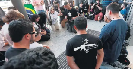  ?? TIAGO QUEIROZ/ESTADÃO ?? Mobilizaçã­o. Simpatizan­tes de Bolsonaro rezam em frente ao Hospital Albert Einstein, para aonde ele foi transferid­o ontem