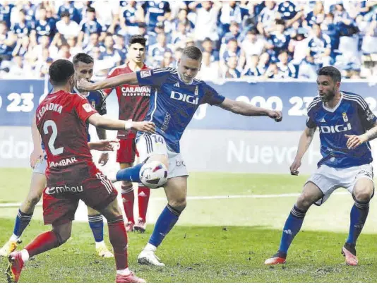  ?? Juan Plaza / La Nueva España ?? Alemao remata a puerta ante la presión de Zedadka en la acción que supuso el unico gol del Oviedo.