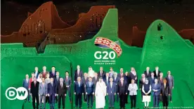  ??  ?? Foto de grupo de la reunión del G20 en Arabia Saudí, esta vez en formato fotomontaj­e, debido a que la cumbre fue por videoconfe­rencia debido a la pandemia de coronaviru­s.