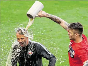  ?? BILD: SN/APA/KRUGFOTO ?? Salzburg-Trainer Marco Rose kam unter die Bierdusche.