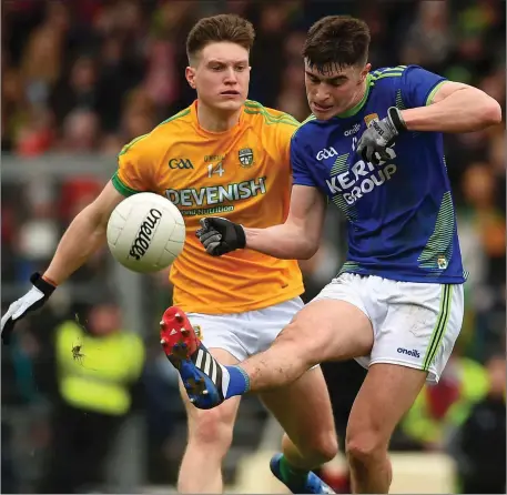  ?? Picture: Sportsfile ?? Thomas O’Reilly of Meath closes in on Kerry’s Sean O’Shea during Sunday afternoon’s Allianz National Football League Division 1 clash at Fitzgerald Stadium in Killarney.