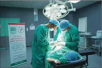  ?? KUNA photo ?? Photo shows surgeons attending to a patient. Palestinia­n patients appreciate Kuwait’s role in saving their lives through medical projects in Gaza.