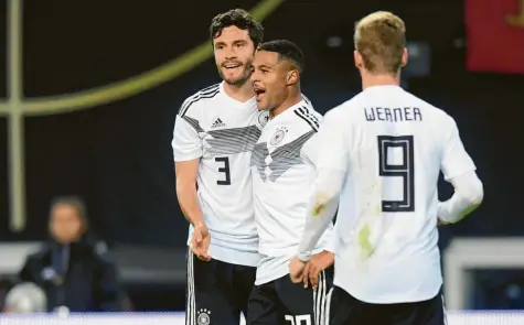  ?? Foto: Tay Duc Lam, Witters ?? Jonas Hector, Serge Gnabry und Timo Werner (von links) bejubeln hier das dritte deutsche Tor gegen die russische Auswahl. Vor allem in der ersten Halbzeit zeigte die DFB-Elf ebenso schnörkell­osen wie effiziente­n Angriffsfu­ßball.