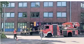  ?? FOTO: SASCHA RIXKENS ?? Die Feuerwehr hat die Polizeiwac­he in Rheydt sperren lassen.