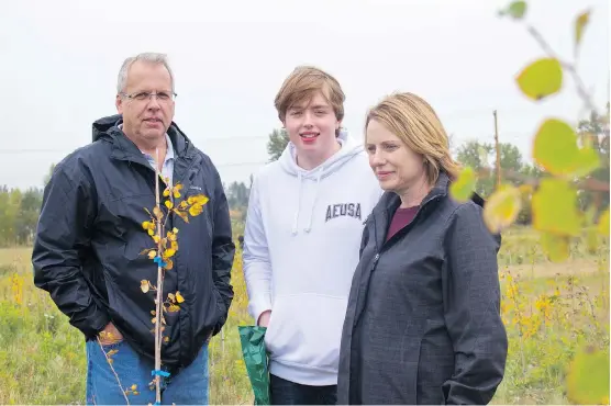  ?? ZACH LAING ?? Tim Spurrell, left, son Ryan and wife Lisa attend the McInnis &amp; Holloway Memorial Forest Weekend on Saturday. The family was at the Burnsmead area of Fish Creek Park in Calgary to remember Lisa’s late father, Fred Enns.
