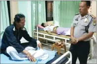  ??  ?? KESAKITAN: Salah seorang korban latihan debus dirawat di RS Mitra Husada, Tangerang, kemarin. Dia menderita luka bakar cukup parah. TOGAR HARAHAP/RADAR BANTEN/JPG