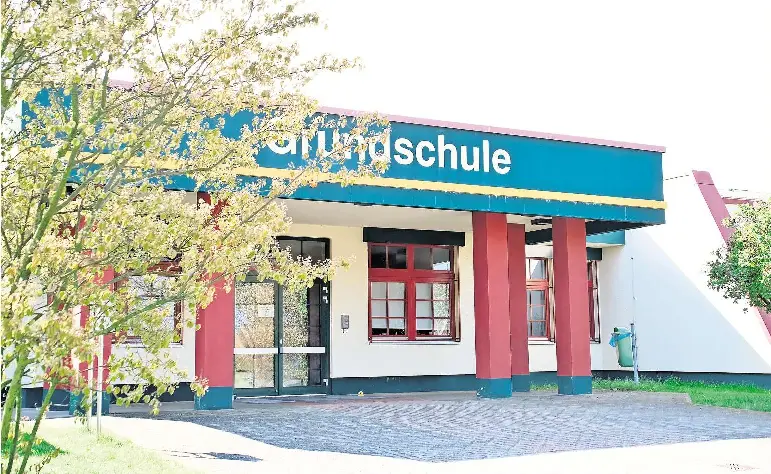  ?? FOTO: CLAUDIA HÜBSCHMANN ?? Der Eingang der Grundschul­e Naustadt in Klipphause­n. Ob die Gemeinde alle Schulen halten können wird, ist unklar.