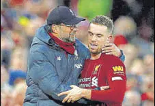  ?? REUTERS ?? Liverpool skipper Jordan Henderson, who scored the second goal versus Southampto­n, is greeted by manager Jurgen Klopp.