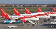  ?? (Fabrizio Bensch/Reuters) ?? EASYJET PLANES wait on the tarmac at Tegel airport in Berlin last year.